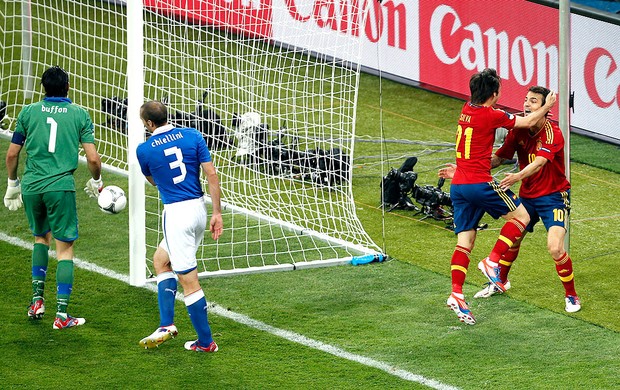 David Silva comemora gol da Espanha contra Itália final (Foto: AP)