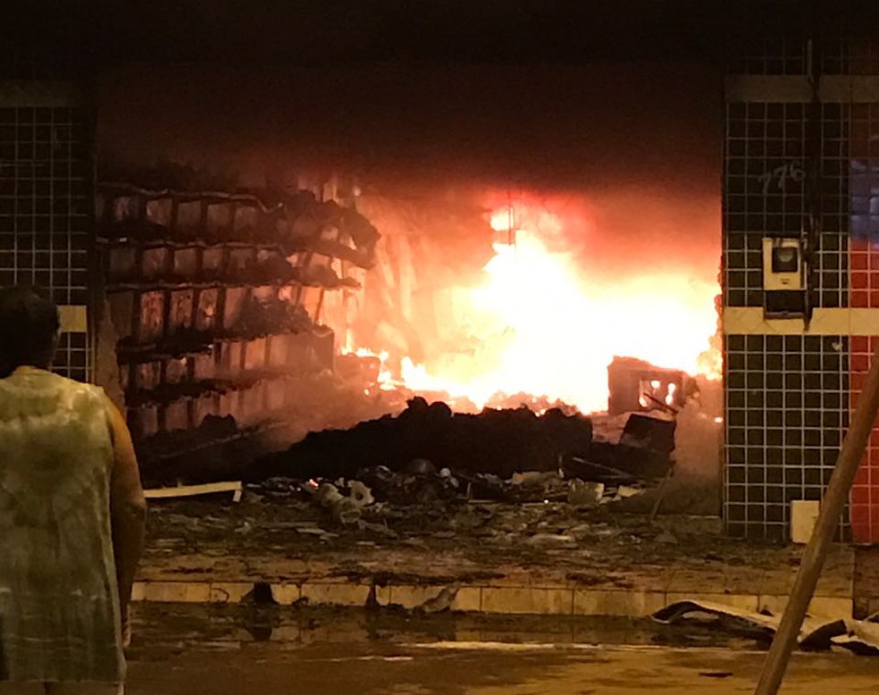 Incêndio destruiu papelaria (Foto: Divulgação)