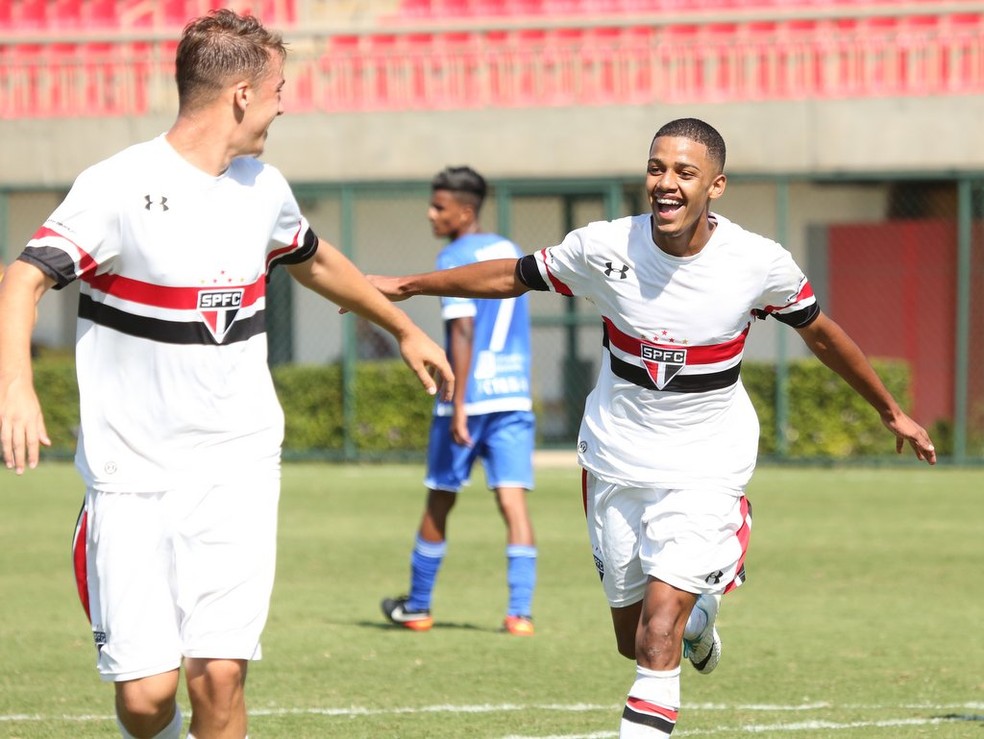 Brenner (dir.) comemora um dos gols que marcou pela equipe sub-17 do São Paulo (Foto: Igor Amorim / site oficial do SPFC)