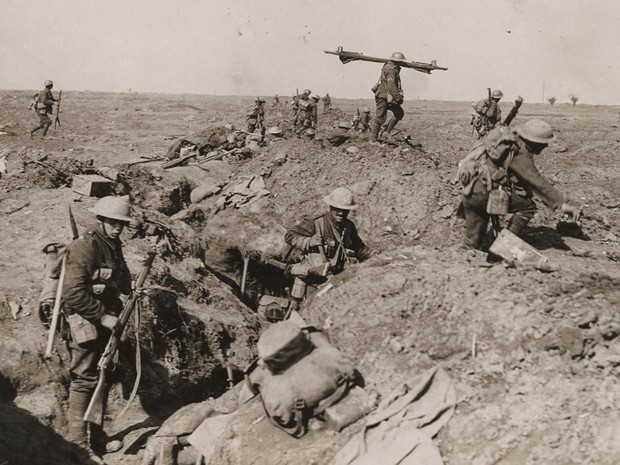 Tropas britânicas avançam durante a Batalha do Somme, em 1916 (Foto: Reuters/Archive of Modern Conflict London)