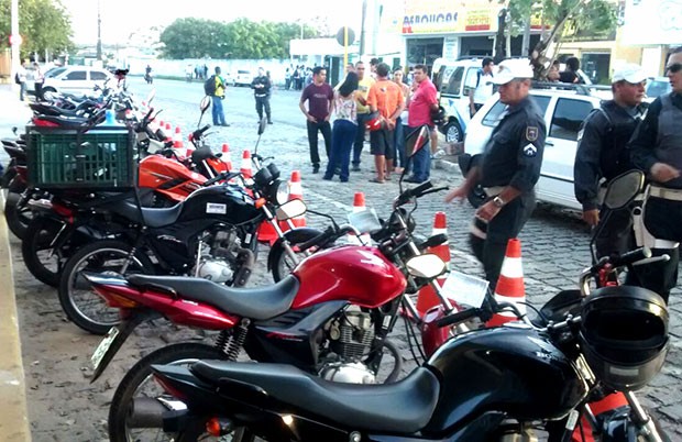 Cinquenta e oito veículos, sendo 57 motocicletas e um carro, foram apreendidos durante mais uma Operação Motociclo (Foto: Divulgação/PM)