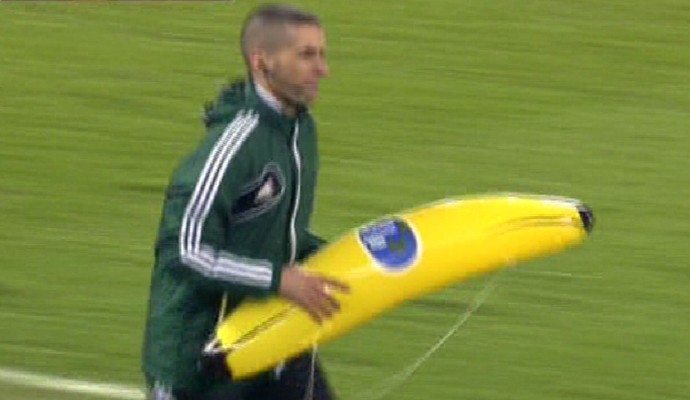 Banana inflável Feyenoord Roma (Foto: Reprodução / Twitter)