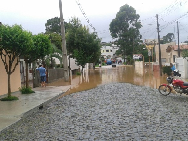 Bombeiros estão nas ruas da cidade atendendo a população (Foto: Arquivo Pessoal/Dirlene Félix)