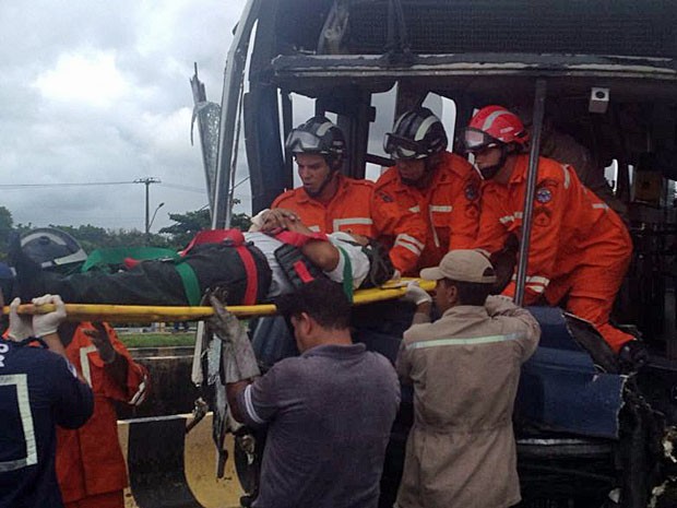 Motorista do ônibus é socorrido; acidente na PE-15 envolveu três coletivos (Foto: Fernando Rêgo Barros)