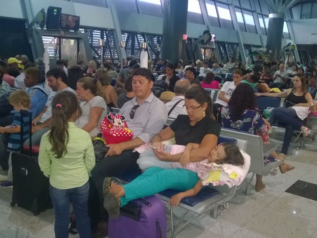Passageiros estão entrando na sala de embarque, mas não há previsão de normalização dos voos após paralisação no Aeroporto dos Guararapes, no Recife (Foto: Danilo César/ TV Glovo)