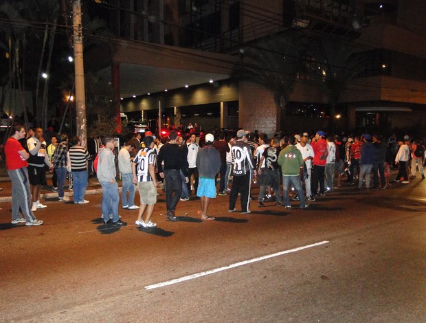 torcida do Atlético-MG na porta do hotel do NOB (Foto: Daniel Carvalho)