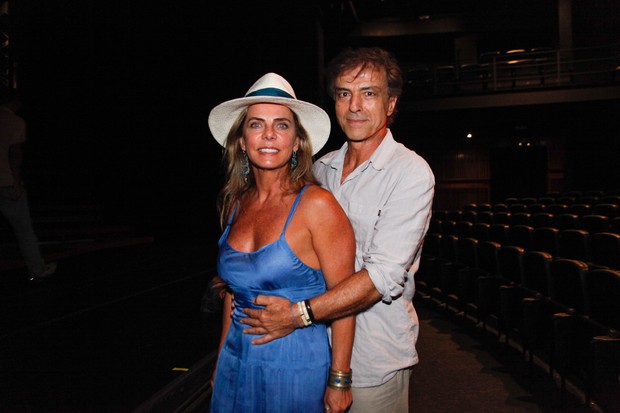 Bruna Lombardi e o marido, Carlos Alberto Riccelli, vão ao teatro em São Paulo (Foto: Marcos Ribas/ Foto Rio News)