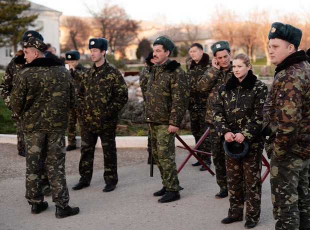  Soldados ucranianos fazem guarda dentro de base militar em Sebastopol, na região da Criméia, nesta segunda-feira (3)  (Foto: AFP Photo/Filippo Monteforte)