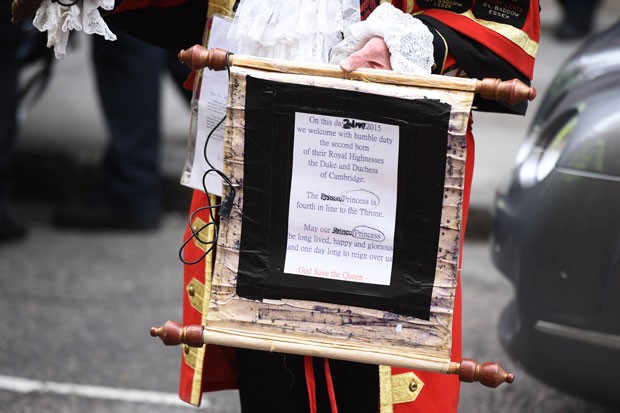 Anúncio oficial do nascimento foi feito pelo cerimonialista Tony Appleton, em frente ao hospital onde a nova princesa britânica nasceu (Foto: Leon Neal/AFP)