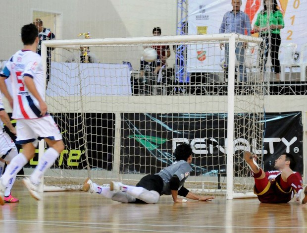 Falcão marca um dos gols do Orlândia na final da Liga Futsal 2012 (Foto: Luciano Bergamaschi-CBFS) Falcão marca um dos gols do Orlândia na final da Liga Futsal 2012 (Foto: Luciano Bergamaschi-CBFS)