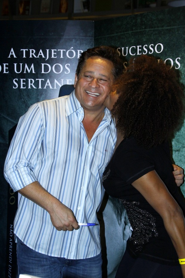 Adriana Bombom beija Leonardo (Foto: Graça Paes/ Photo Rio News)