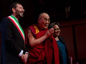 Dalai Lama, que aparece ao lado do prefeito de Roma Ignazio Marino, está na Itália para participar de encontro com os vencedores do prêmio Nobel da Paz nesta sexta-feira (12) (Foto: AP Photo/Alessandra Tarantino) Dalai Lama, que aparece ao lado do prefeito de Roma Ignazio Marino, está na Itália para participar de encontro com os vencedores do prêmio Nobel da Paz nesta sexta-feira (12) (Foto: AP Photo/Alessandra Tarantino)