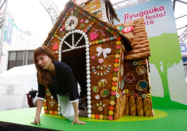 Festival no Japão construiu casa feita de doces de 3 metros de altura (Foto: Shizuo Kambayashi/AP)