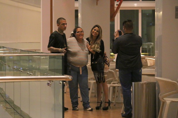 MC Guimê e Lexa assistem filme em cinema no Village Mall na Barra da Tijuca (Foto: AgNews)