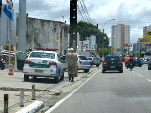 Reportagem flagrou SMTT autuando motoristas que insitem em estacionar na calçada de auma agência bancária na Av. Tomas Espindola. (Foto: Fabiana de Mutiis/G1)