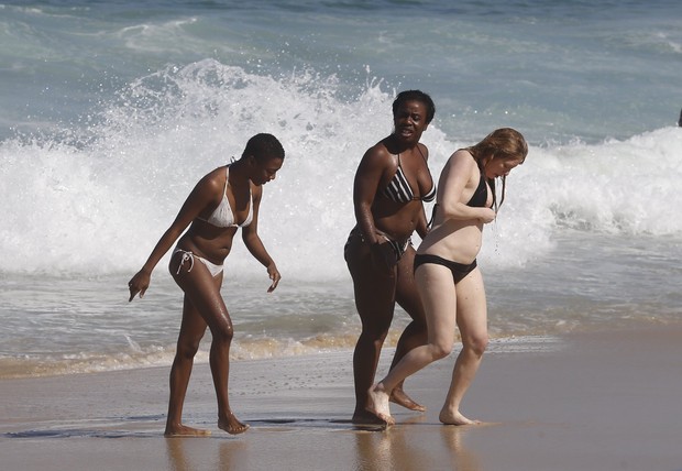 O trio de 'Orange Is the New Black' aproveitou a praia (Foto: DEL...