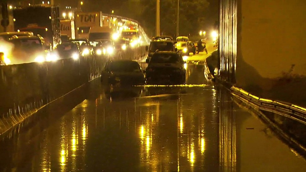 Alagamento na Marginal Tietê, em São Paulo (Foto: Reprodução/TV Globo)
