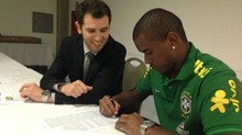 Fernando assina contrato com
o Shakhtar Donetsk em Brasília (Reprodução / Facebook) Fernando assina contrato com
o Shakhtar Donetsk em Brasília (Reprodução / Facebook)