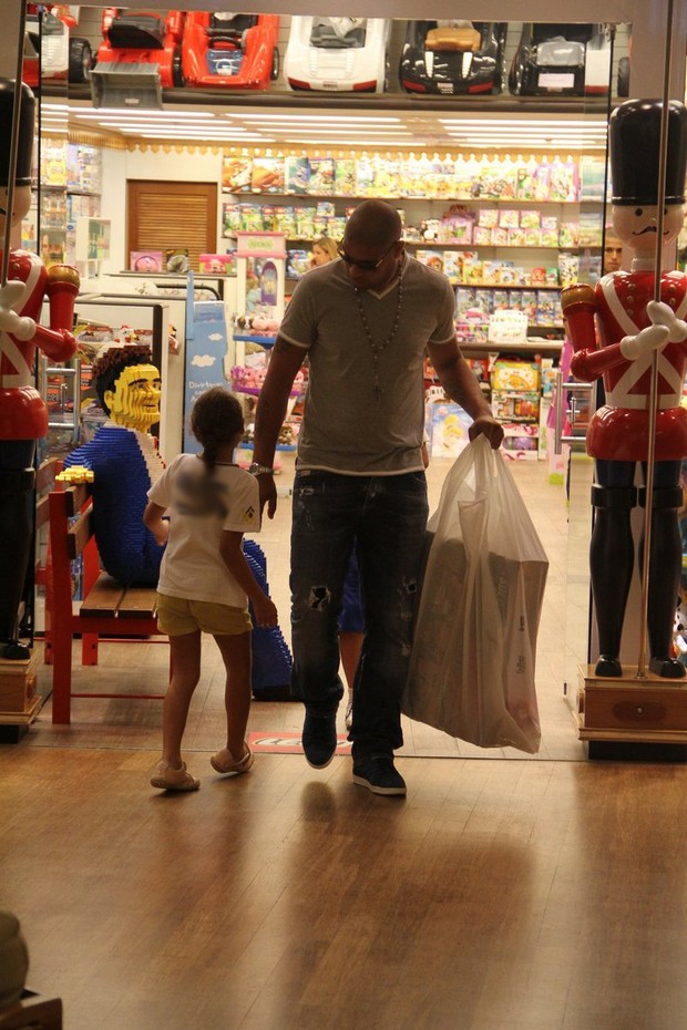 Adriano passeia com os filhos em shopping (Foto: Johnson Parraguez / FotoRioNews)