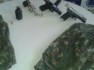 Armas apreendidas pela polícia com o grupo (Foto: Divulgação/Secretaria de Segurança Pública) Armas apreendidas pela polícia com o grupo (Foto: Divulgação/Secretaria de Segurança Pública)