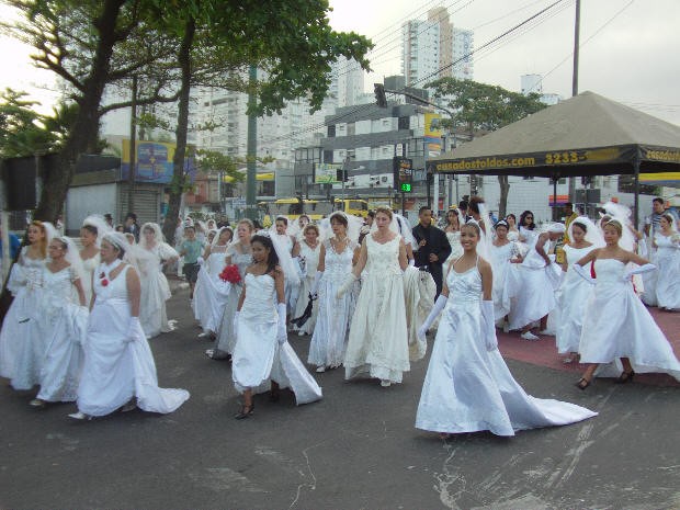 'Noivas' fazem intervação em ruas de Santos (Foto: Roberto Strauss/Arquivo Pessoal)
