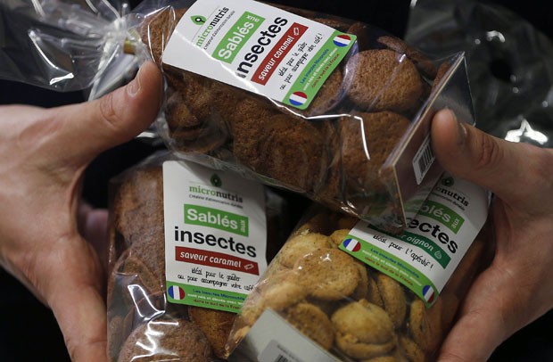 Biscoitos sortidos feitos a base de insetos também são oferecidos pela fabricante francesa (Foto: Regis Duvignau/Reuters)