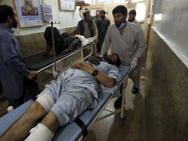Feridos em atentado em mercado de Kunar, no Afeganistão, foram levados para hospital (Foto: Parwiz/Reuters)