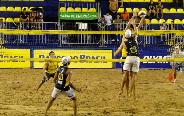 Pedro Solberg e Bruno Schmidt no vôlei de praia em Fortaleza (Foto: Helena Rebello)