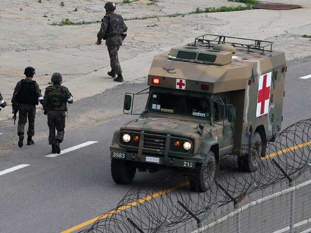 Uma ambulância militar transporta um soldado que matou cinco companheiros na Coreia do Sul. (Foto: Han Jae-ho / News1 / Via Reuters)