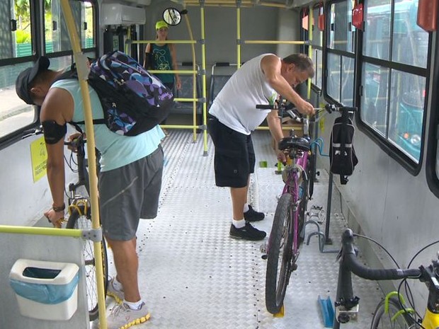 Ciclistas acomodam biciletas no ônibus. (Foto: Reprodução/TV Gazeta)