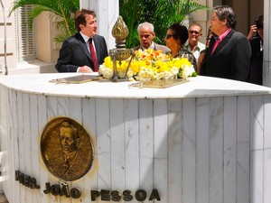 Flores foram colocadas no mausoléo de João Pessoa, no Palácio da Redenção (Foto: Walter Rafael/Secom-PB)
