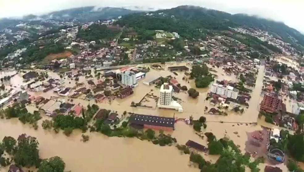 Rio do Sul foi uma das cidades mais afetadas pela chuva (Foto: Reprodução/RBS TV)