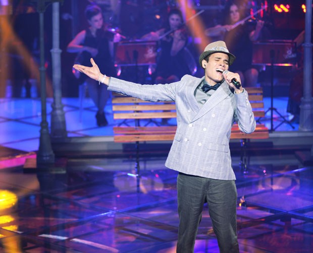 Marcos Lessa interpreta a canção &quot;Travessia&quot;, de Milton Nascimento (Foto: Fabiano Battaglin/TV Globo)