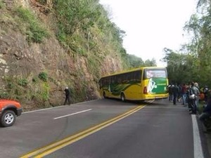 Ônibus foi atravessado na via para parar carro-forte (Foto: Divulgação/Brigada Militar)