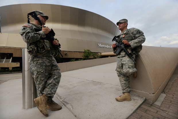 Membros da Guarda Nacional patrulham em frente ao Louisianna Superdome, estádio de Nova Orleans, nesta terça-feira (28) (Foto: AFP)
