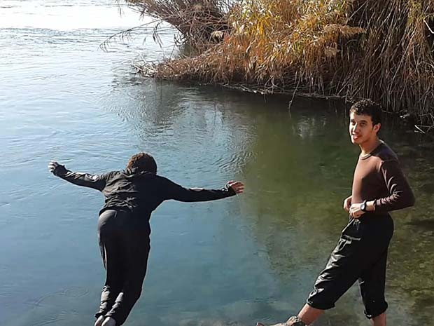 Foto divulgada em setembro de 2014 mostra dois membros do Estado Islâmico no rio Eufrates na cidade de Raqqa, na Síria (Foto: Militant website via AP) Foto divulgada em setembro de 2014 mostra dois membros do Estado Islâmico no rio Eufrates na cidade de Raqqa, na Síria (Foto: Militant website via AP)