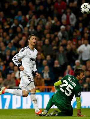 Cristiano Ronaldo marca, Real Madrid x Galatasaray (Foto: Reuters)