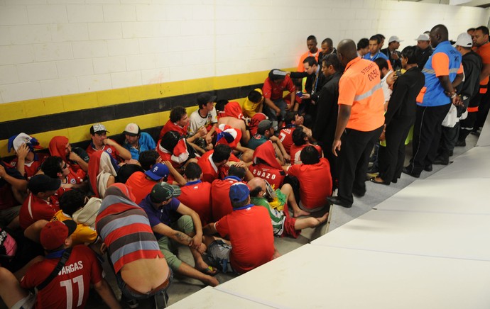 torcedores Chile presos invadem Maracanã (Foto: André Durão / Globoesporte)