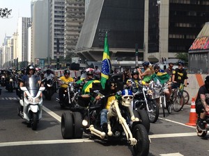 Motociclistas na avenida Paulista (Foto: Felipe Tau/G1)
