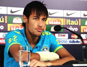 Neymar coletiva Seleção Brasileira (Foto: Marcos Ribolli / Globoesporte.com)