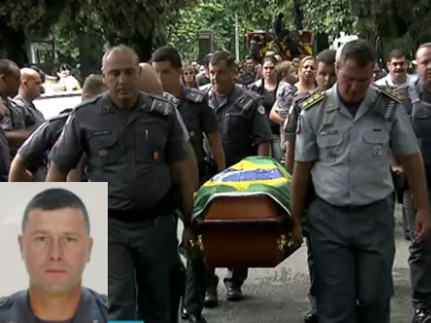 Sargento Almeida (no detalhe) foi morto durante confronto no interior do Estado de São Paulo; seu corpo foi enterrado na capital paulista (Foto: Reprodução/TV Globo)