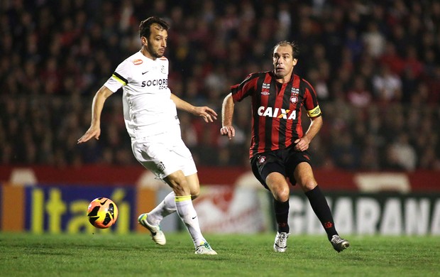 Edu Dracena e Paulo Baier jogo Atlético-PR e Santos (Foto: Giuliano Gomes / Agência Estado)