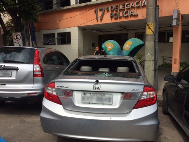 Criminosos abandonam carro roubado após perseguição policial (Foto: Alba Valéria Mendonça/G1)