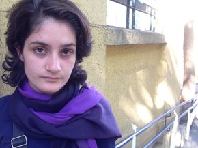 Jéssica mostra o rosto marcado após levar soco de PM (Foto: Glauco Araújo/G1)