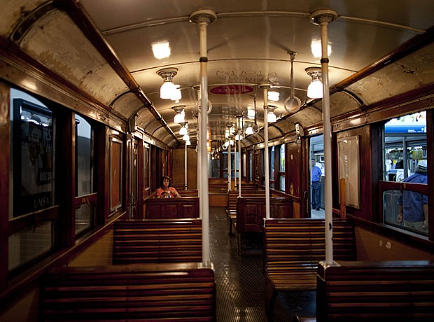 Passageiro ocupa histórico vagão da linha A do metrô de Buenos Aires, em 2 de janeiro de 2013 (Foto: Natacha Pisarenko/AP)