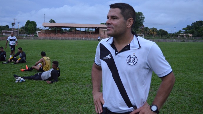 Técnico Léo Goiano deixou o São Raimundo para assumir o comando técnico do Uberaba (Foto: Dominique Cavaleiro/ GloboEsporte.com)