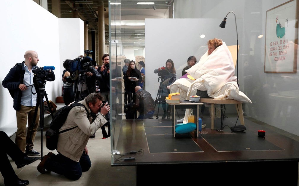 O artista francês Abraham Poincheval é visto dentro de um vivário no primeiro dia da performance artística em que pretende chocar ovos de galinha com o calor de seu corpo, no Museu Palais de Tokyo em Paris, na França. O período de incubação esperado é de 21 a 26 dias (Foto: Gonzalo Fuentes/Reuters)