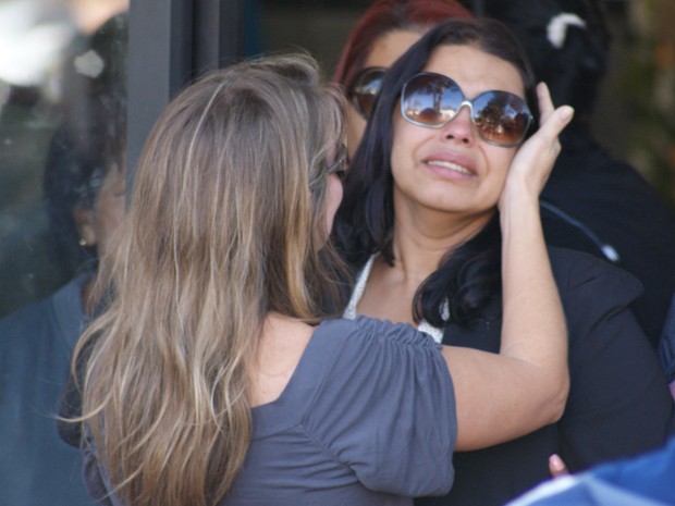 Viúva do policial federal morto com dois tiros é consolada por amigos durante velório (Foto: Vianey Bentes/TV Globo)