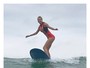 Caroline Bittencourt mostra equilíbrio durante aula de surfe