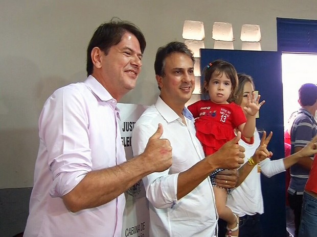 Camilo Santana vota ao lado de Cid Gomes e familiares (Foto: TV Verdes Mares Cariri/Reprodução)